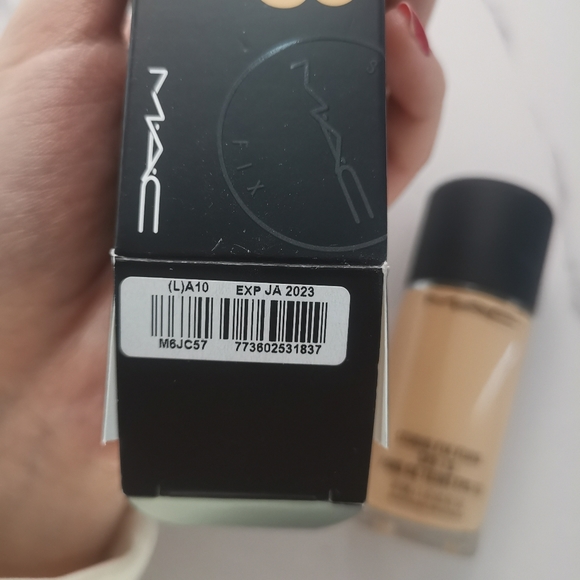 MAC STUDIO FIX FLUID Foundation SPF 15 NC18 - Picture 4 of 7